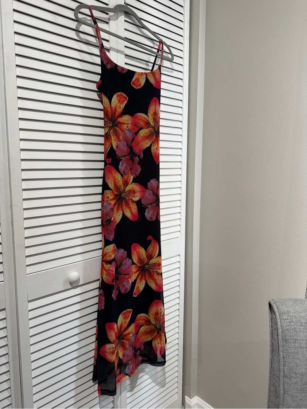 Black Floral Spaghetti-Strap Maxi Dress with Vibrant Pink-Orange Blooms
